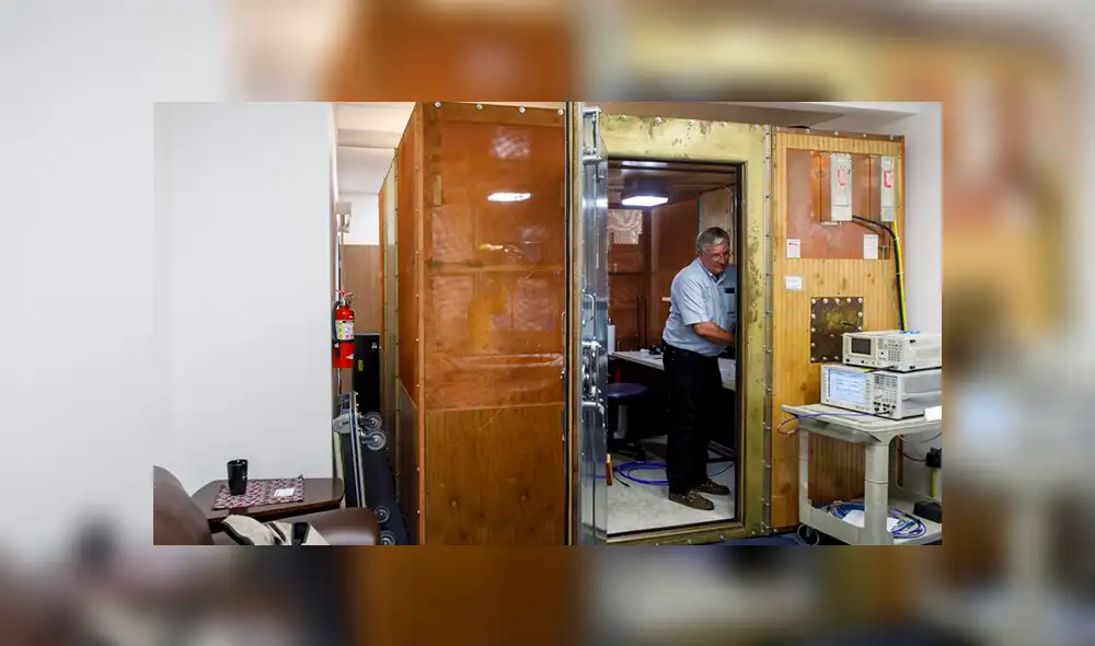 Jay Moulton preparando equipos en RF Exposure Lab. | Foto: Brian Cassella / Chicago Tribune