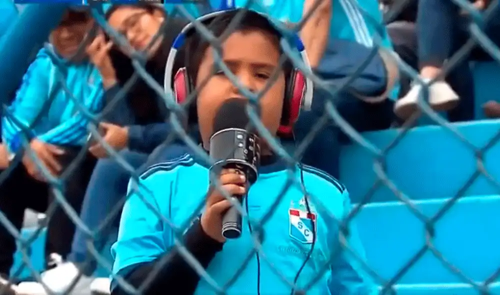 Un niño con audífonos y micrófono fue captado narrando el partido entre Sporting Cristal y Ayacucho FC. | Foto: Gol Perú