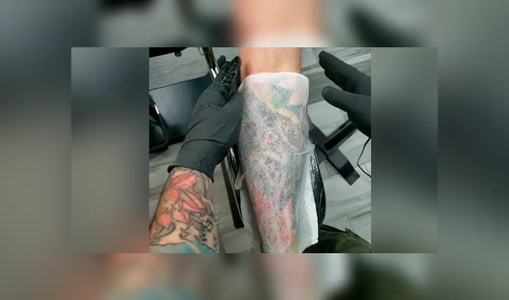 Desliza hacia la izquierda para ver el tatuaje 'ultra realista' que se hizo viral en YouTube de un búho diseñado en el brazo de un joven. Desliza hacia la izquierda para ver el tatuaje 'ultra realista' que se hizo viral en YouTube de un búho diseñado en el brazo de un joven.