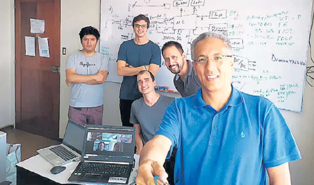 El equipo. El Dr. Benjamín Castañeda con el equipo de ingenieros expertos en biomedicina de la PUCP.
