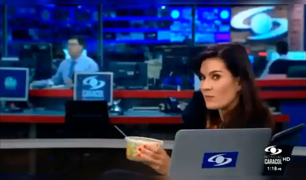Facebook: presentadora fue captada mientras almorzaba en vivo y esta fue su insólita reacción Facebook: presentadora fue captada mientras almorzaba en vivo y esta fue su insólita reacción