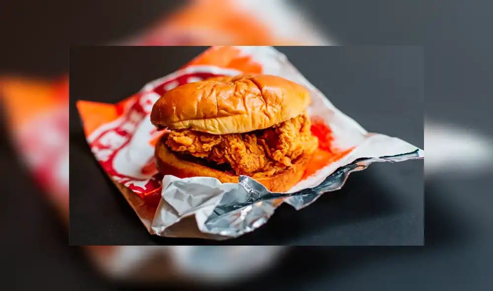 Despiden a trabajador de Popeyes por permitir que su hijo manipulara un pollo crudo [VIDEO]