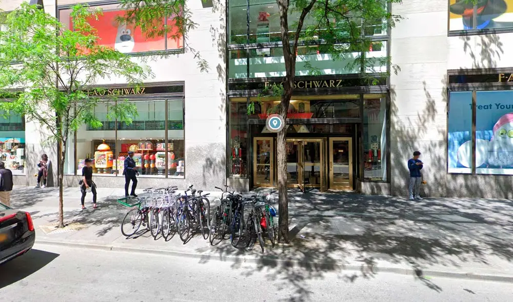 Desliza las imágenes para ver cómo luce la tienda de juguetes que apareció en la película Mi pobre angelito 2. Foto: captura de Google Maps Desliza las imágenes para ver cómo luce la tienda de juguetes que apareció en la película Mi pobre angelito 2. Foto: captura de Google Maps