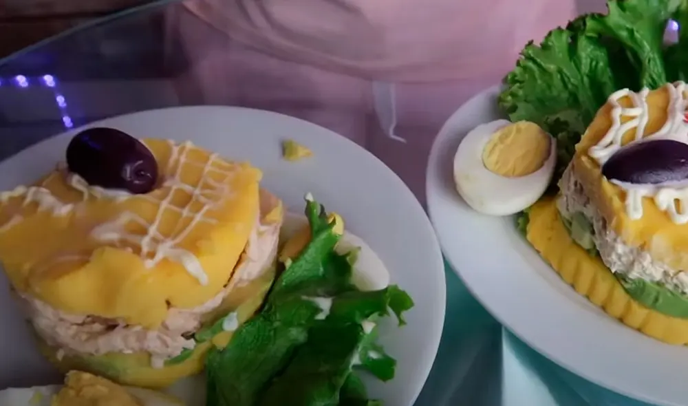 Dos jóvenes youtubers se atrevieron a comparar la causa rellena más barata con la más cara. Foto: Captura/YouTube/DesbalanceAdos Dos jóvenes youtubers se atrevieron a comparar la causa rellena más barata con la más cara. Foto: Captura/YouTube/DesbalanceAdos