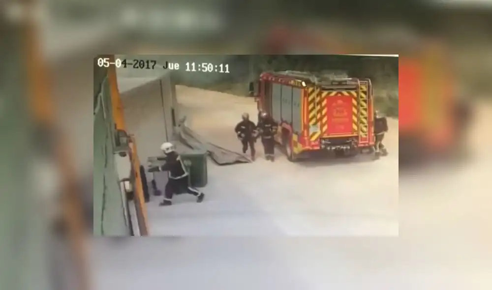 YouTube: fuerte explosión expulsa a bomberos que acudieron a sofocar voraz incendio