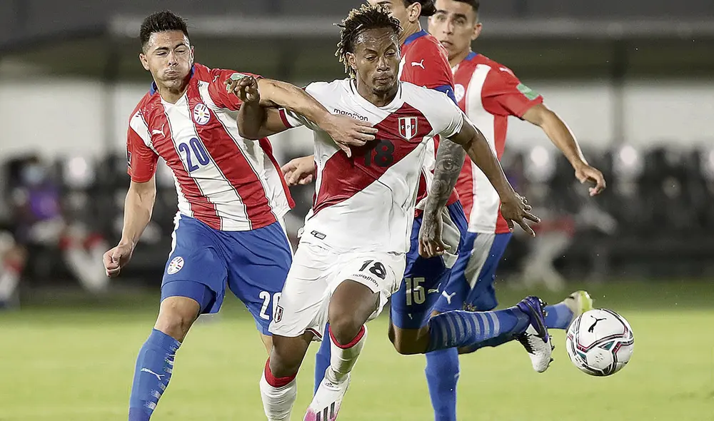 André Carrillo disputa un balón con Blas Riveros (Par) André Carrillo disputa un balón con Blas Riveros (Par)