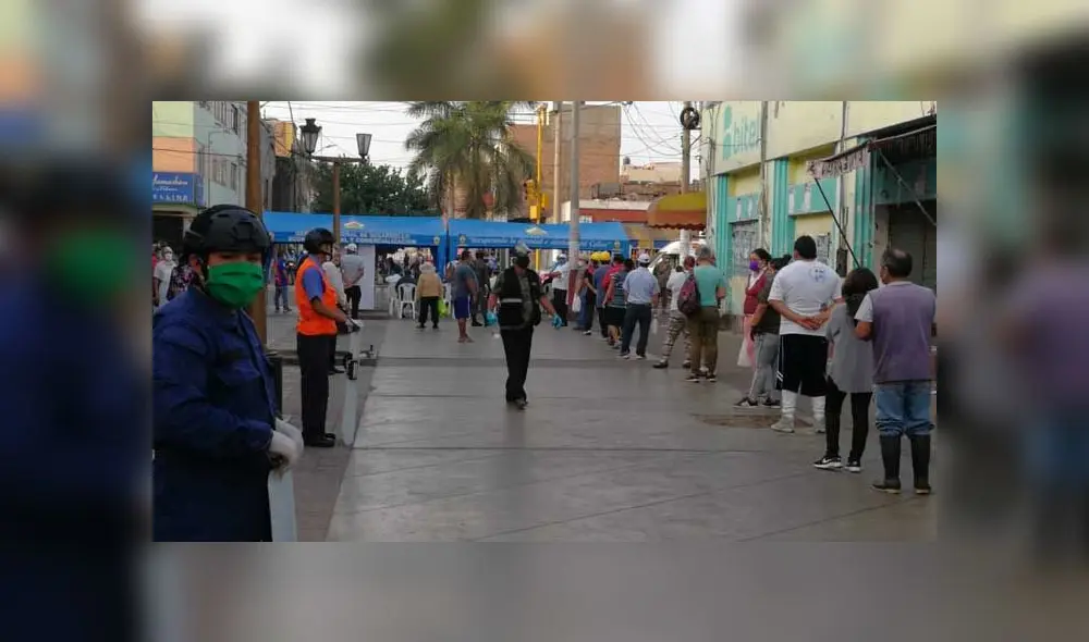 Policía supervisa el distanciamiento. Créditos: URPI-GLR.