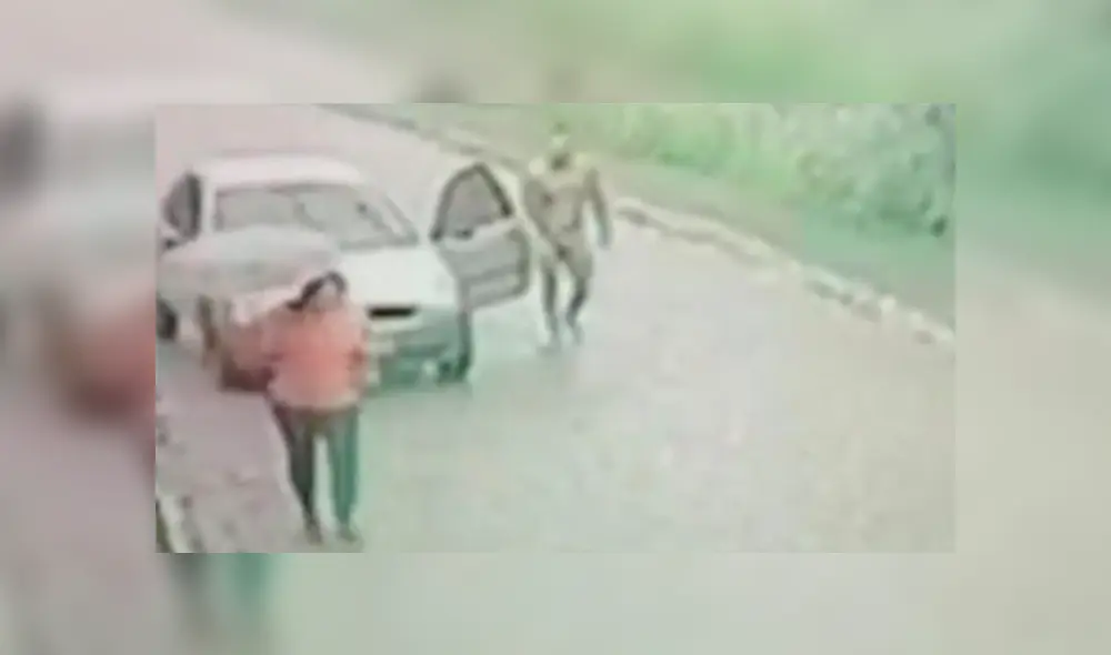 Hombre desnudo persigue e intenta violar a mujer en una carretera desierta [VIDEO]