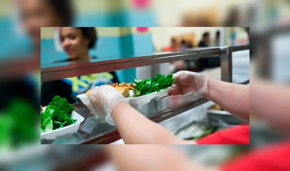 Denuncian a escuela que lanzó a la basura el almuerzo de sus estudiantes por pequeña deuda [VIDEO]