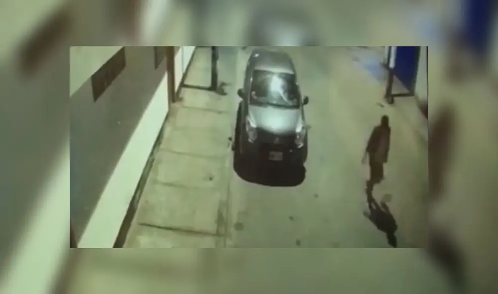 Cámaras captaron la presencia del auto usado por los delincuentes que asaltaron a adolescente. (Foto: Captura de video / América Noticias)