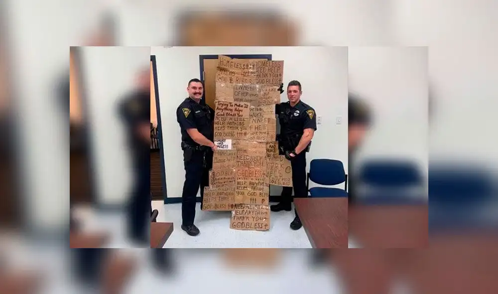 Policías posan con una “colcha” hecha de carteles decomisados a mendigos