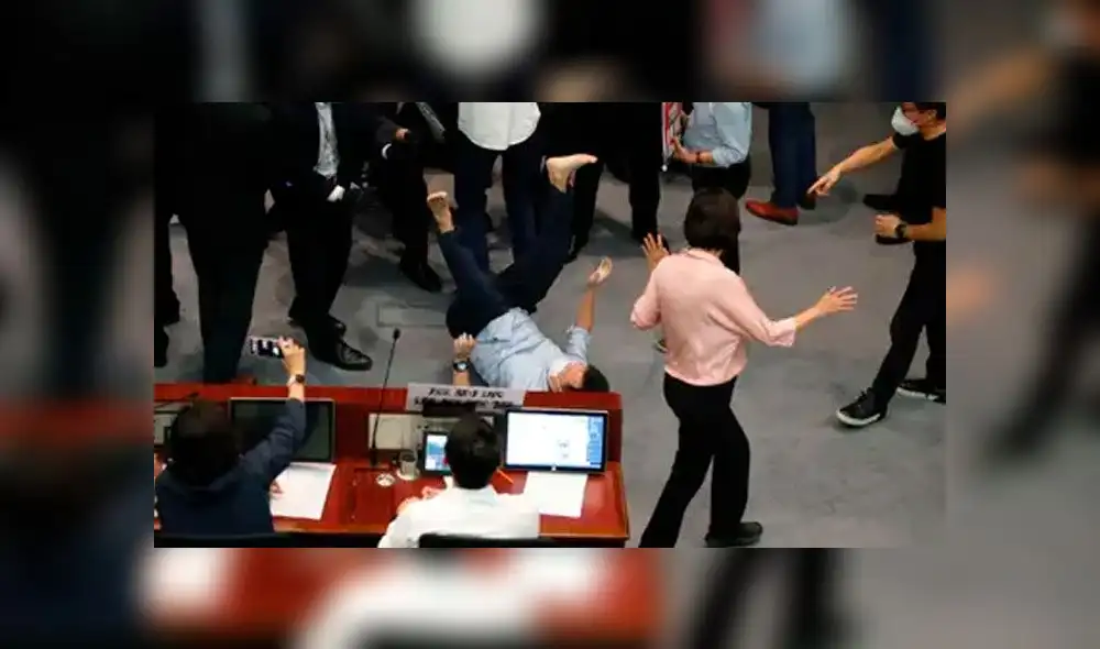 Trifulca en el Congreso de Hong Kong. Foto: Tyrone Siu