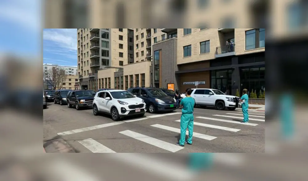 Los dos enfermeros aprovecharon la luz roja del semáforo. Fuente: Twitter. Los dos enfermeros aprovecharon la luz roja del semáforo. Fuente: Twitter.