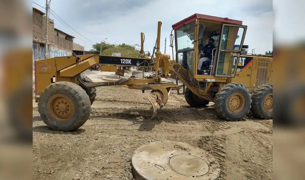 Municipio aluiló  una motoniveladora caterpillar con su respectivo operador a S/ 150 hora.