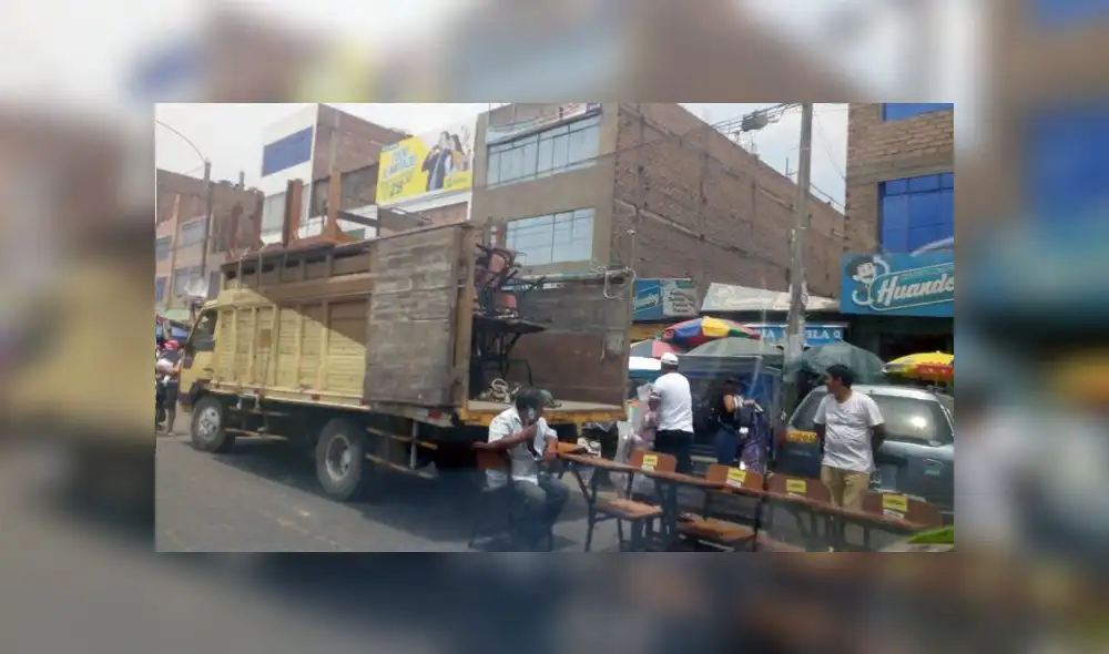 Los Olivos: camión utiliza pista para estacionar y vender pupitres Los Olivos: camión utiliza pista para estacionar y vender pupitres