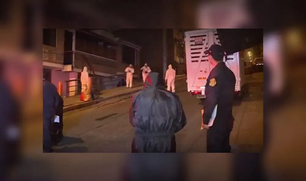 Peritos en Criminalística no hallaron objetos de valor en los bolsillos de la víctima. (Foto: Captura de video / América Noticias) Peritos en Criminalística no hallaron objetos de valor en los bolsillos de la víctima. (Foto: Captura de video / América Noticias)