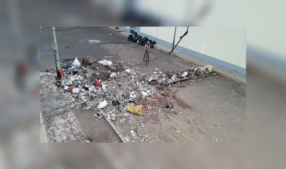 Chiclayo: quejas por basura a espalda de centro educativo