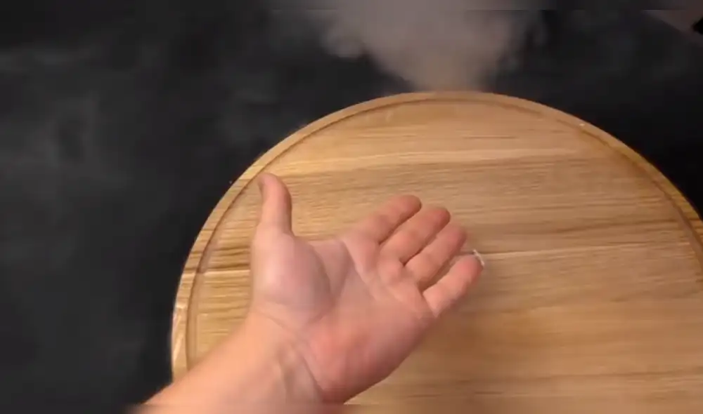 YouTube Viral: Echó nitrógeno líquido a su mano y resultado deslumbra [VIDEO]