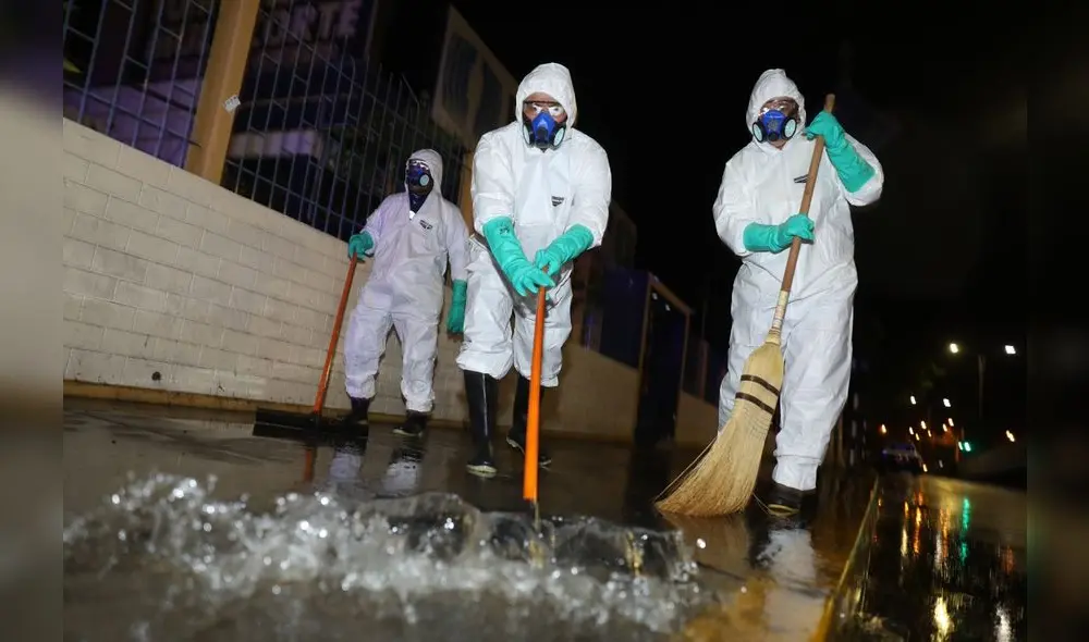 Desinfectan alrededores de hospital por coronavirus en Trujillo Desinfectan alrededores de hospital por coronavirus en Trujillo