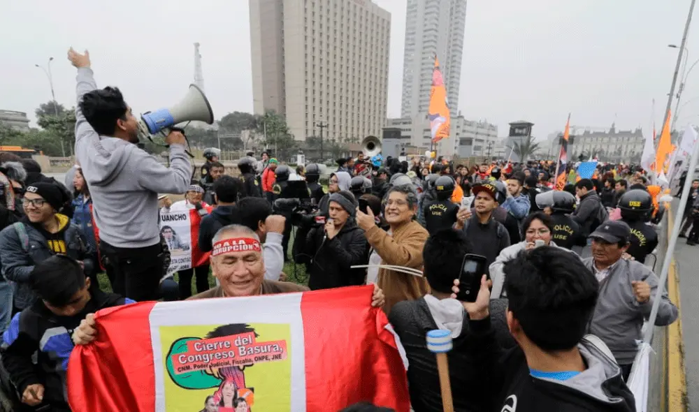Fujimoristas atacaron a equipo de prensa. Foto: La República Fujimoristas atacaron a equipo de prensa. Foto: La República