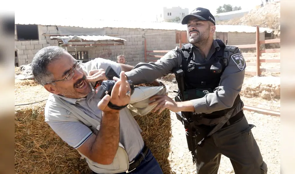HEB01. HEBRON (GAZA AND WEST BANK), 16/07/2019.- Israeli soldiers scuffle with Palestinians as Israeli authorities demolish water wells in the so-called 'Area C' in the West Bank city of Hebron, 16 July 2019. Reports state Israeli authorities demolished water wells and other facilities used by Palestinians in the area. The so-called C-areas are located around settlement Kiryat Arba where Palestinians are not allowed to build any structures or to have an infrastructure including roads and electricity. The Israeli army controls C-areas and give Palestinians who live or build there a notice of the demolition for their properties. (Cisjordania, Territorios palestinos, Israel, Ejército, Mosad) EFE/EPA/ABED AL HASHLAMOUN EPA-EFE/ABED AL HASHLAMOUN HEB01. HEBRON (GAZA AND WEST BANK), 16/07/2019.- Israeli soldiers scuffle with Palestinians as Israeli authorities demolish water wells in the so-called 'Area C' in the West Bank city of Hebron, 16 July 2019. Reports state Israeli authorities demolished water wells and other facilities used by Palestinians in the area. The so-called C-areas are located around settlement Kiryat Arba where Palestinians are not allowed to build any structures or to have an infrastructure including roads and electricity. The Israeli army controls C-areas and give Palestinians who live or build there a notice of the demolition for their properties. (Cisjordania, Territorios palestinos, Israel, Ejército, Mosad) EFE/EPA/ABED AL HASHLAMOUN EPA-EFE/ABED AL HASHLAMOUN