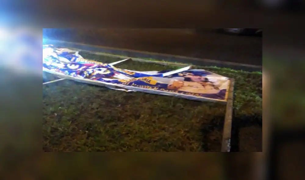 Dejan palos y carteles rotos de propaganda política en áreas verdes [FOTOS]