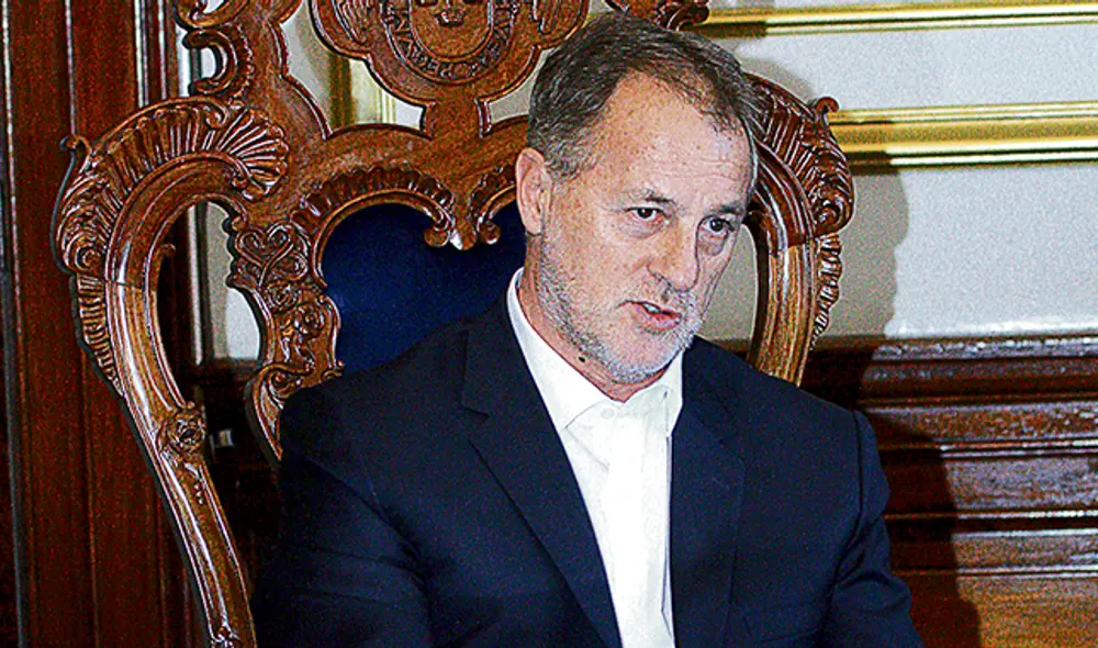 Alcalde criticó a operadores.