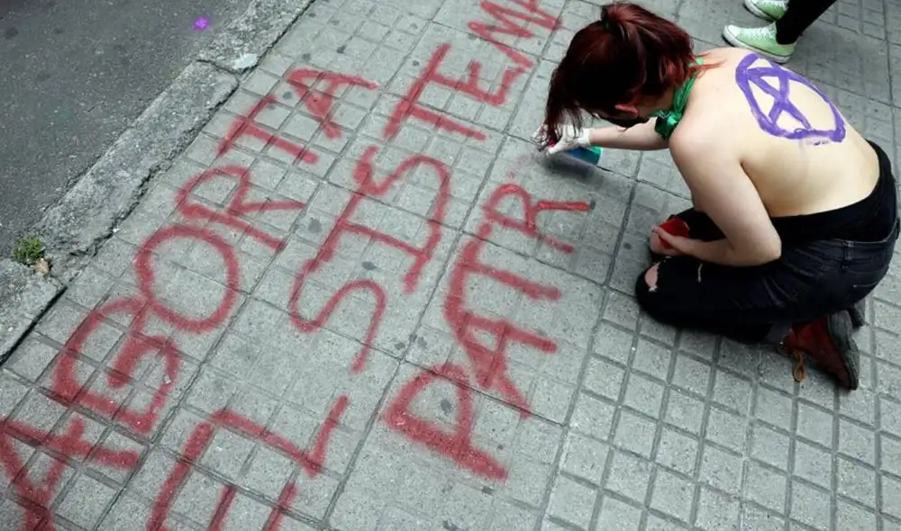 La ONG Women’s Link ha señalado que todavía existen barreras estructurales que impiden el acceso a la interrupción voluntaria del embarazo. Foto: EFE