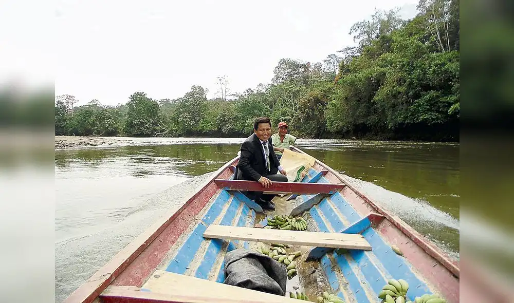 Selva. Robinson Ordóñez viaja horas para ver a sus alumnos.