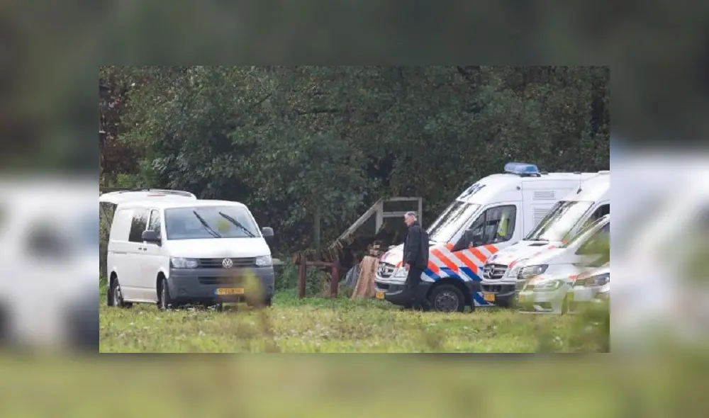 Los policías están revisando la casa donde la familia permaneció escondida.