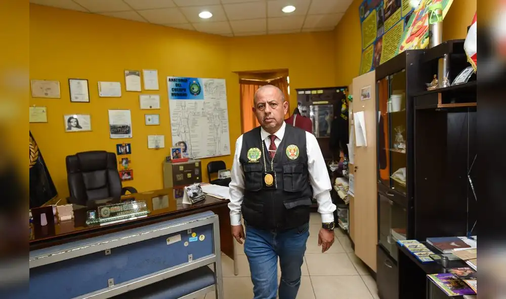 En la oficina del detective hay lugar para las estampas religiosas y las láminas de anatomía. En la oficina del detective hay lugar para las estampas religiosas y las láminas de anatomía.