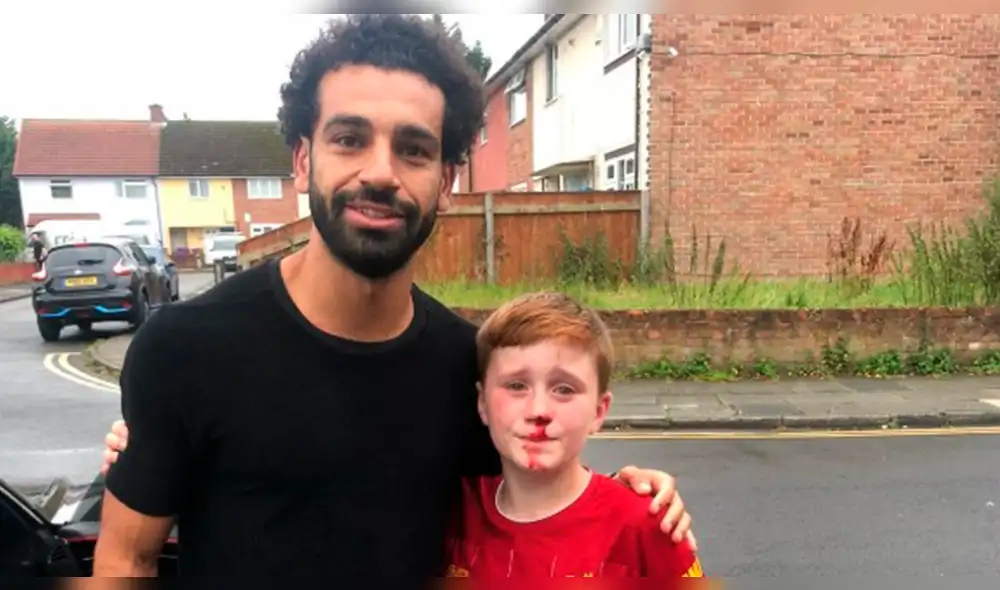 Mohamed Salah cumplió sueño a pequeño hincha del Liverpool que se rompió la nariz por perseguirlo.