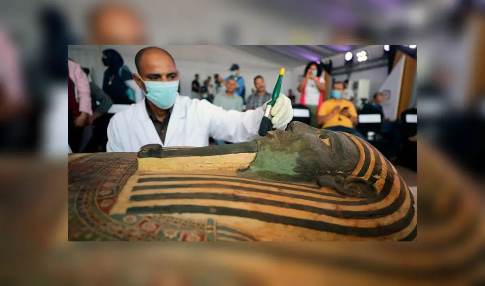 Arqueólogos egipcios trabajan en uno de los sarcófagos descubiertos en la necrópolis de Saqqara, Giza. Foto: EFE Arqueólogos egipcios trabajan en uno de los sarcófagos descubiertos en la necrópolis de Saqqara, Giza. Foto: EFE