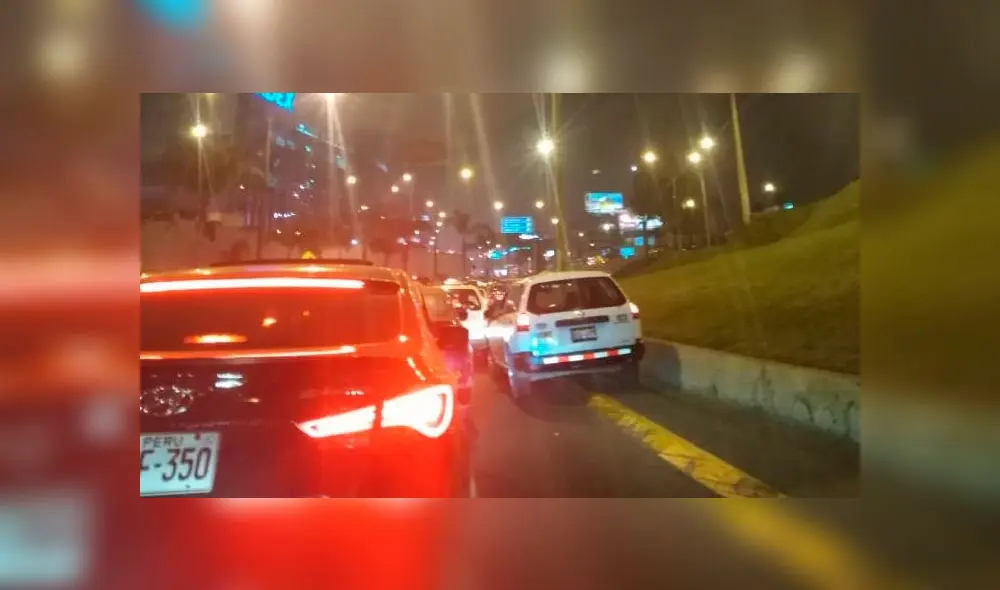 Vehículo conduce encima de berma para evitar el tráfico de la Av. Javier Prado