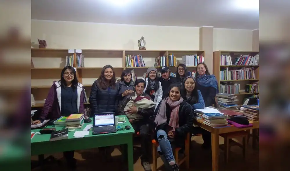 Junín: 6 Bibliotecólogos de la San Marcos organizan biblioteca en Chupaca.
