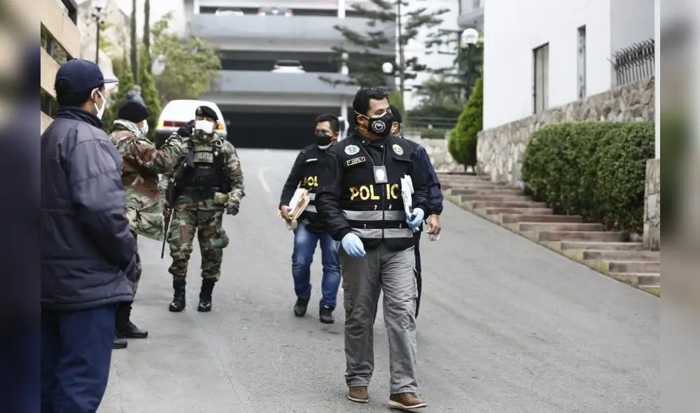 Fiscalía allana vivienda del general Héctor Petit desde la madrugada de este viernes. Foto: Marco Cotrina/La República. Fiscalía allana vivienda del general Héctor Petit desde la madrugada de este viernes. Foto: Marco Cotrina/La República.