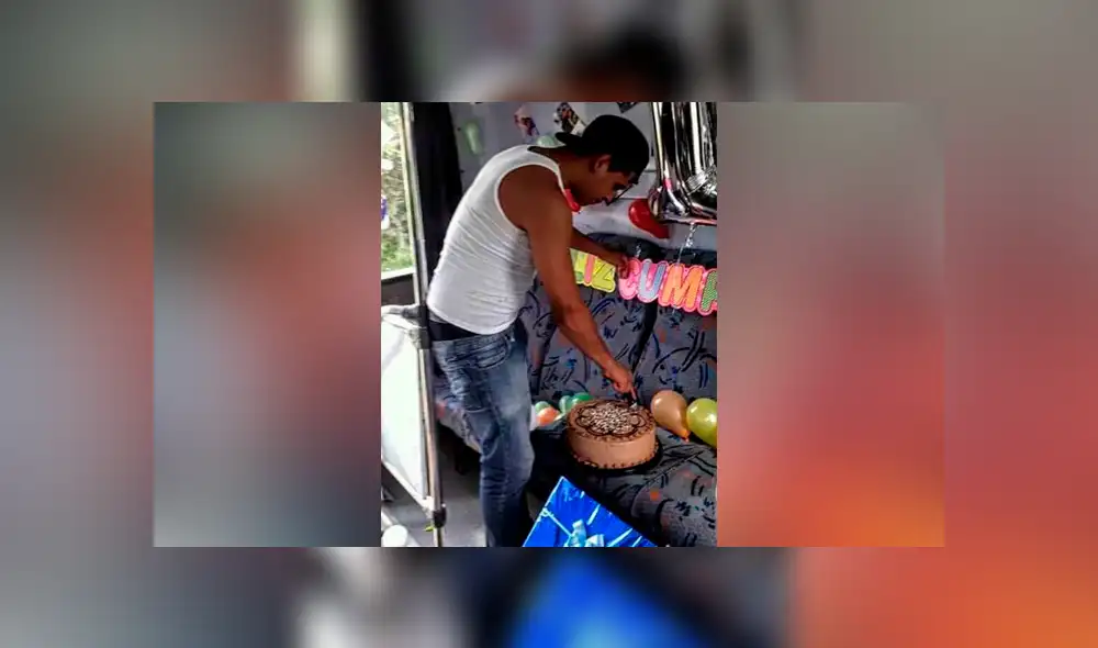 Chofer cumple 18 años y su novia le hace colorida fiesta en el bus donde trabaja [FOTOS]