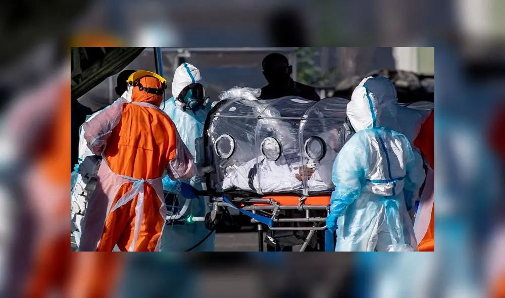 Health workers move a COVID-19 infected patient to a C-130 Hercules, to be taken to the city of Concepcion, at a Chilean Air Force base in Santiago, Chile, on May 24, 2020. - Patients infected with COVID-19 are taken to other cities in the country in order to free up space in the intensive care units of hospitals in Santiago. (Photo by MARTIN BERNETTI / AFP) Health workers move a COVID-19 infected patient to a C-130 Hercules, to be taken to the city of Concepcion, at a Chilean Air Force base in Santiago, Chile, on May 24, 2020. - Patients infected with COVID-19 are taken to other cities in the country in order to free up space in the intensive care units of hospitals in Santiago. (Photo by MARTIN BERNETTI / AFP)