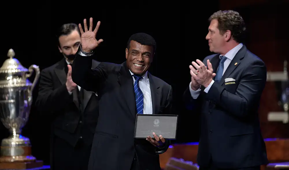 Teófilo Cubillas homenajeado por la Conmebol. | Foto: AFP