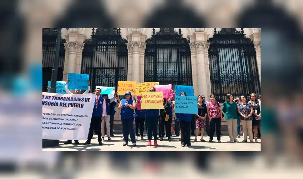Trabajadores de la Defensoría del Pueblo protestan. Créditos: Jhonel Rodríguez / La República. Trabajadores de la Defensoría del Pueblo protestan. Créditos: Jhonel Rodríguez / La República.