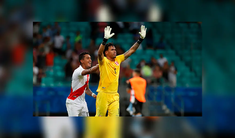 Pedro Gallese se acercó a Luis Suárez para consolarlo tras la eliminación de Uruguay en la Copa América 2019. (Foto: EFE)