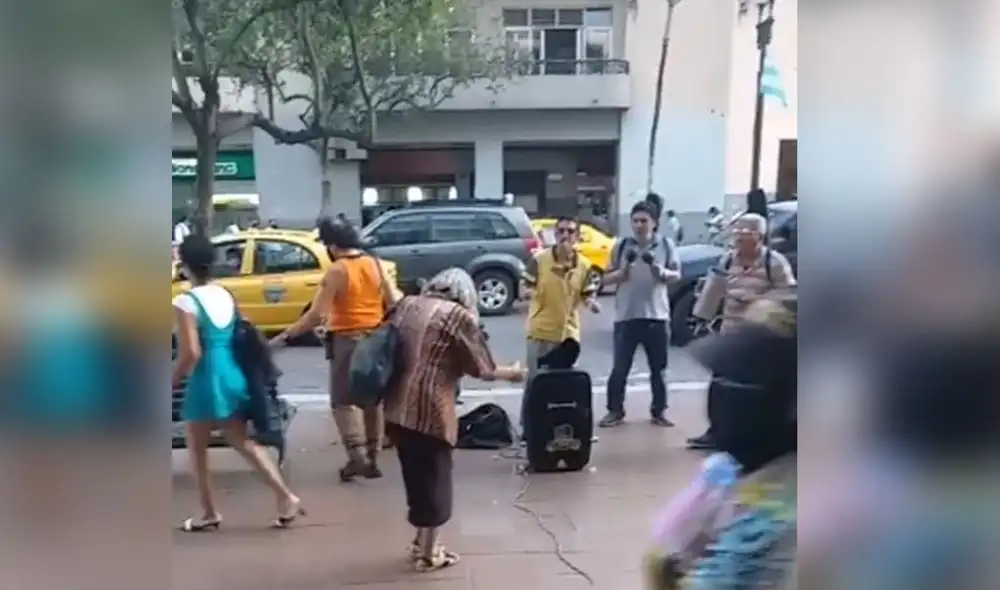 Desliza hacia la izquierda para conocer más sobre esta divertida anciana que bailó al ritmo de una pegajosa salsa en plena calle. Foto: captura de TikTok