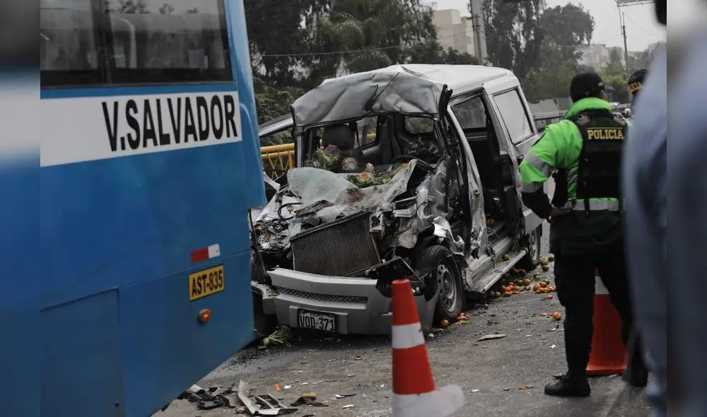Vendedor de golosinas muere tras ser arrollado por miniván. Créditos: Jorge Cerdán / La República. Vendedor de golosinas muere tras ser arrollado por miniván. Créditos: Jorge Cerdán / La República.