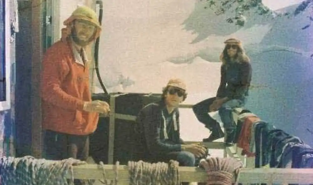 A lado derecho, Steve Robinson posa sentado encima de una baranda días antes de fallecer en una avalancha en el glaciar Hook. Foto: Richard Stiles A lado derecho, Steve Robinson posa sentado encima de una baranda días antes de fallecer en una avalancha en el glaciar Hook. Foto: Richard Stiles