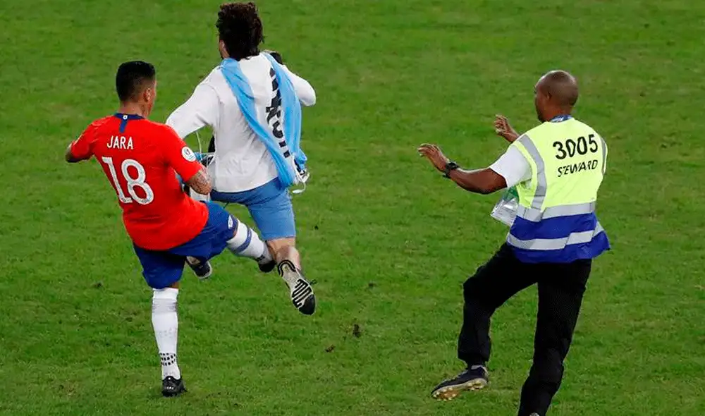Gonzalo Jara se perdería el resto de la Copa América por agredir a hincha [VIDEO]