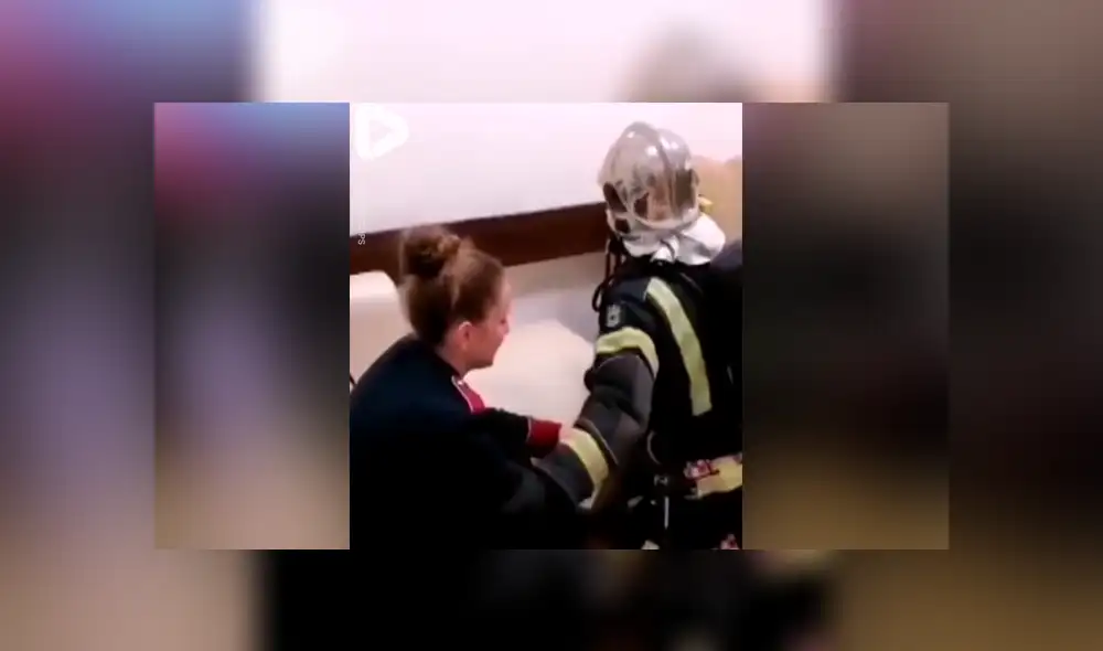 Una conmovedora escena muestra la ingeniosa pedida de mano le hace una chica a su novio bombero.
