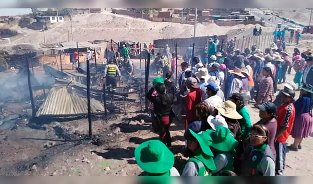 Arequipa: Incendio consume dos casas y deja a familias en la calle