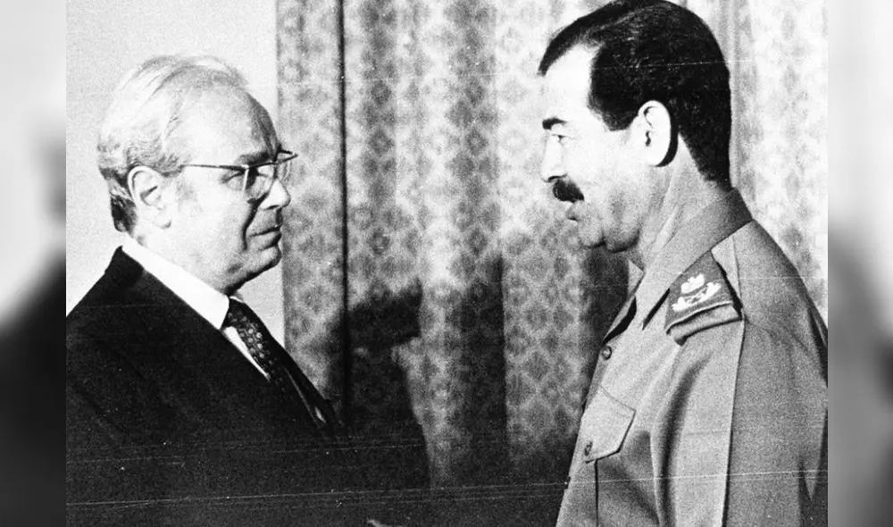 Javier Pérez de Cuéllar junto a Saddam Hussein, expresidente de Iraq, durante el conflicto entre dicho país e Irán en 1988. Javier Pérez de Cuéllar junto a Saddam Hussein, expresidente de Iraq, durante el conflicto entre dicho país e Irán en 1988.