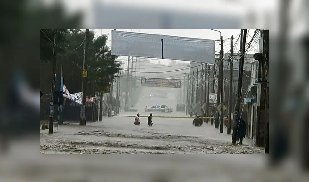 Se convirtió en río. Varios carros se quedaron varados en la avenida Salaverry del distrito de Socabaya.