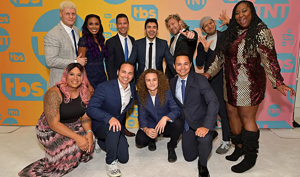 Tony Khan, junto a las principales superestrellas de AEW. Foto: AFP